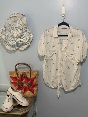 Lightweight Cream Button-Front Lemon Print Tie-Hem Top 🍋🍋